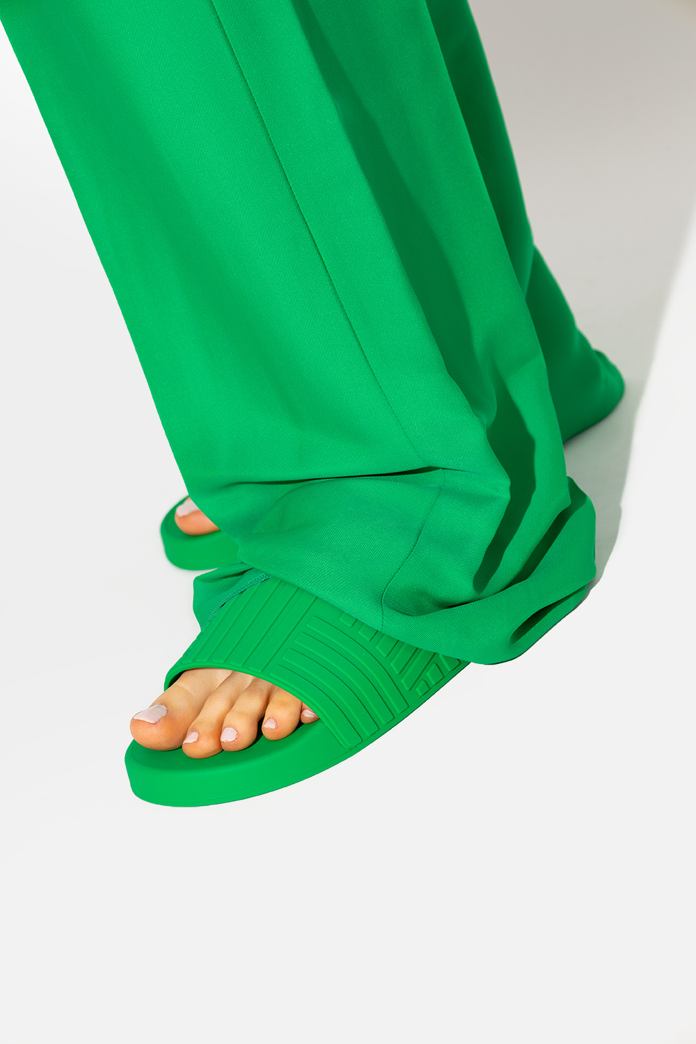 【BOTTEGA VENETA】Rubber Slide/追跡+関税+全国送料込み PE22---bottega_veneta---